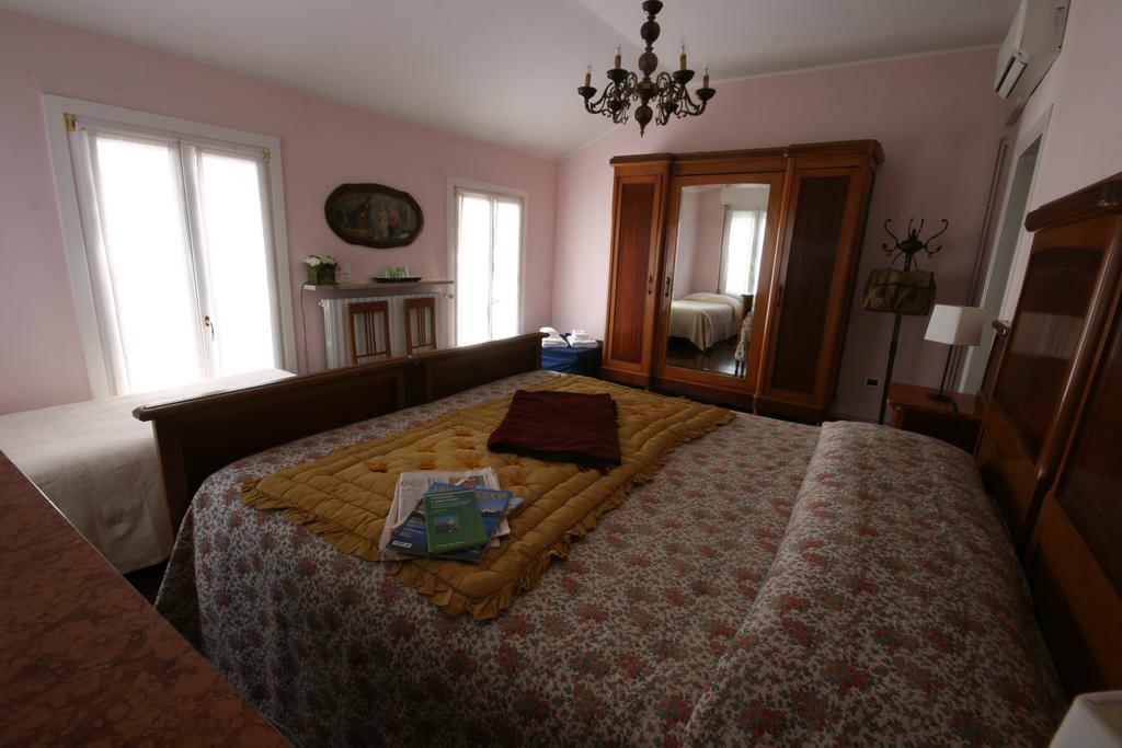 Corte Posta B&B - Parcheggio E Bagno In Camera Mantova Værelse billede